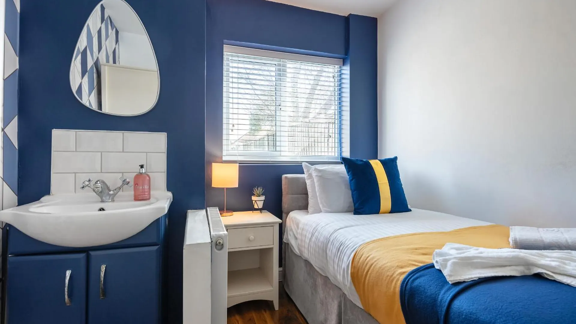 New - Stylish 4 Bedroom House, Business & Leisure. Discount On Long Stays. By Jesswood Properties. Southend-on-Sea