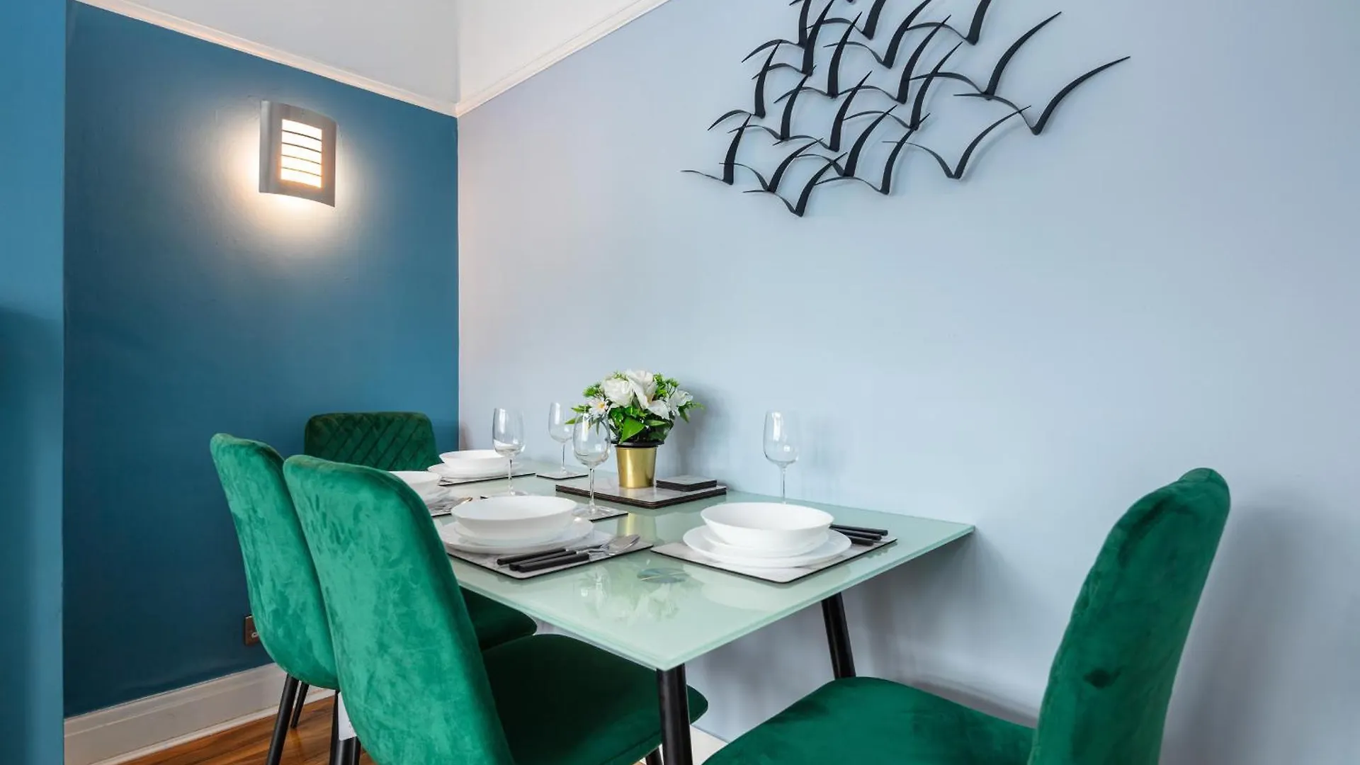 New - Stylish 4 Bedroom House, Business & Leisure. Discount On Long Stays. By Jesswood Properties. Southend-on-Sea