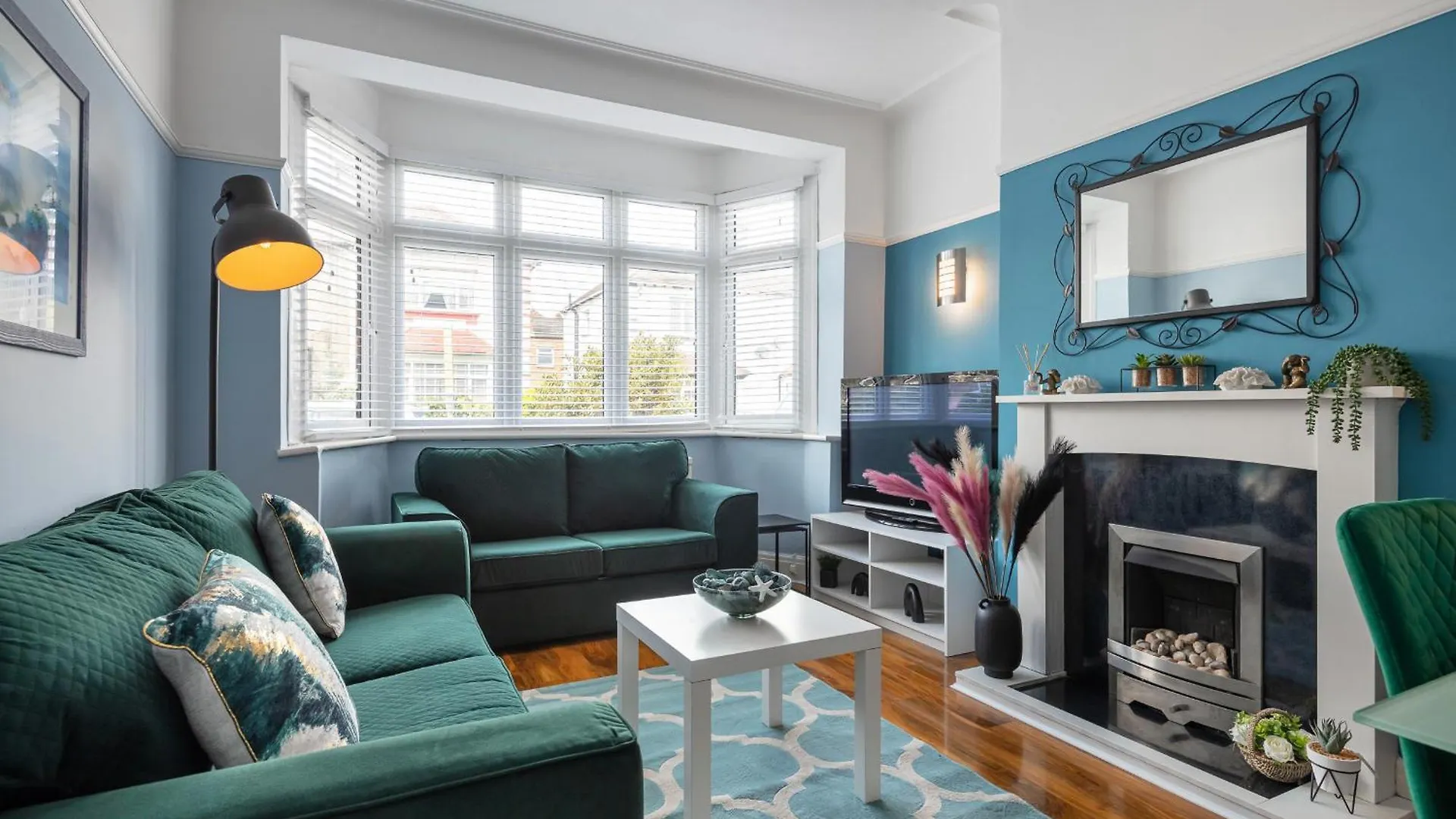 New - Stylish 4 Bedroom House, Business & Leisure. Discount On Long Stays. By Jesswood Properties. Southend-on-Sea 0*,