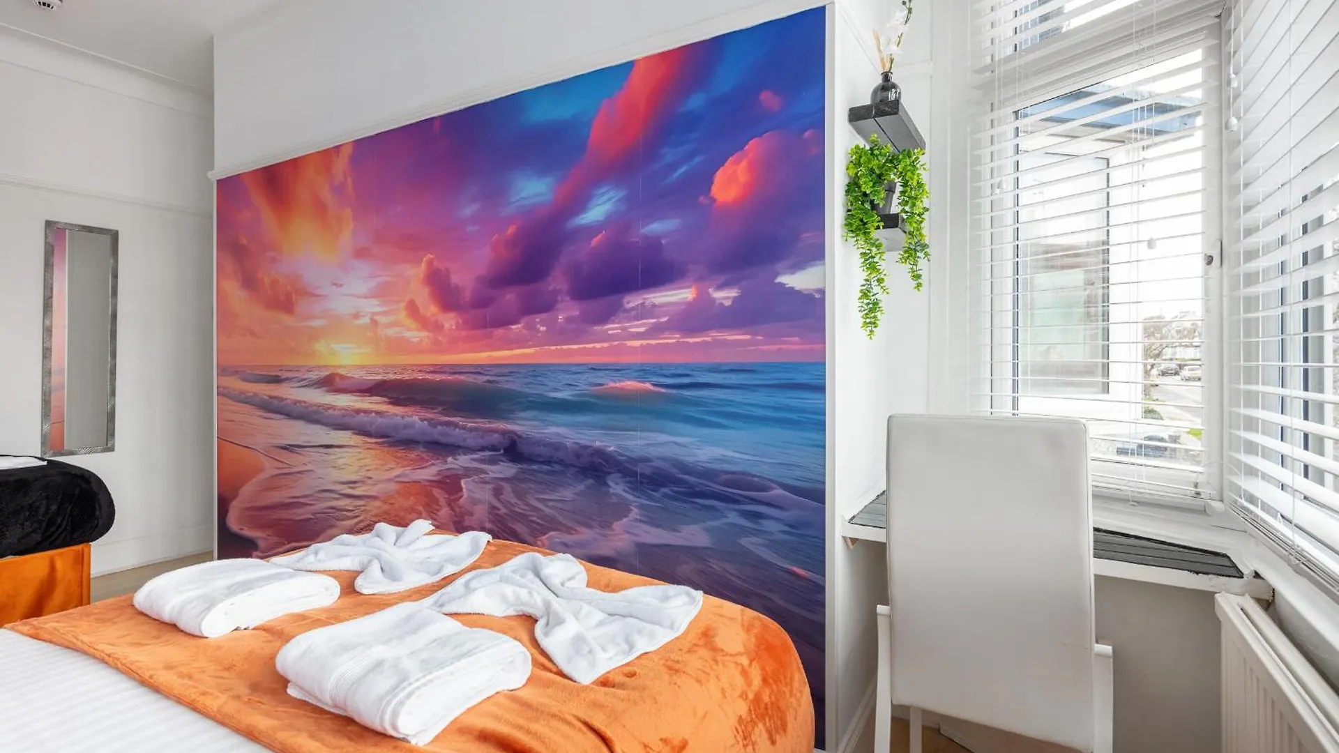 New - Stylish 4 Bedroom House, Business & Leisure. Discount On Long Stays. By Jesswood Properties. Southend-on-Sea United Kingdom